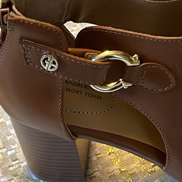 Giani Bernini Brown Peep-Toe Gold Buckle Horse Bit Block Heel Shooties size 8.5 - Picture 8 of 15
